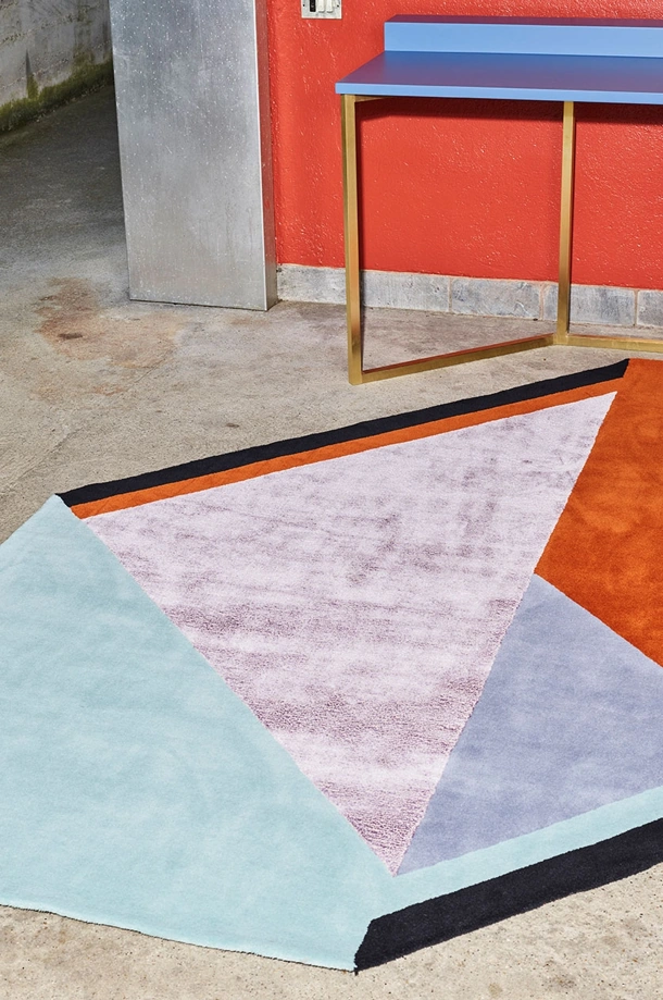 Tappeto di design ispirato alla Costa Azzurra dalle linee e dai colori non convenzionali Roquebrune Trofeo di Carpet Edition