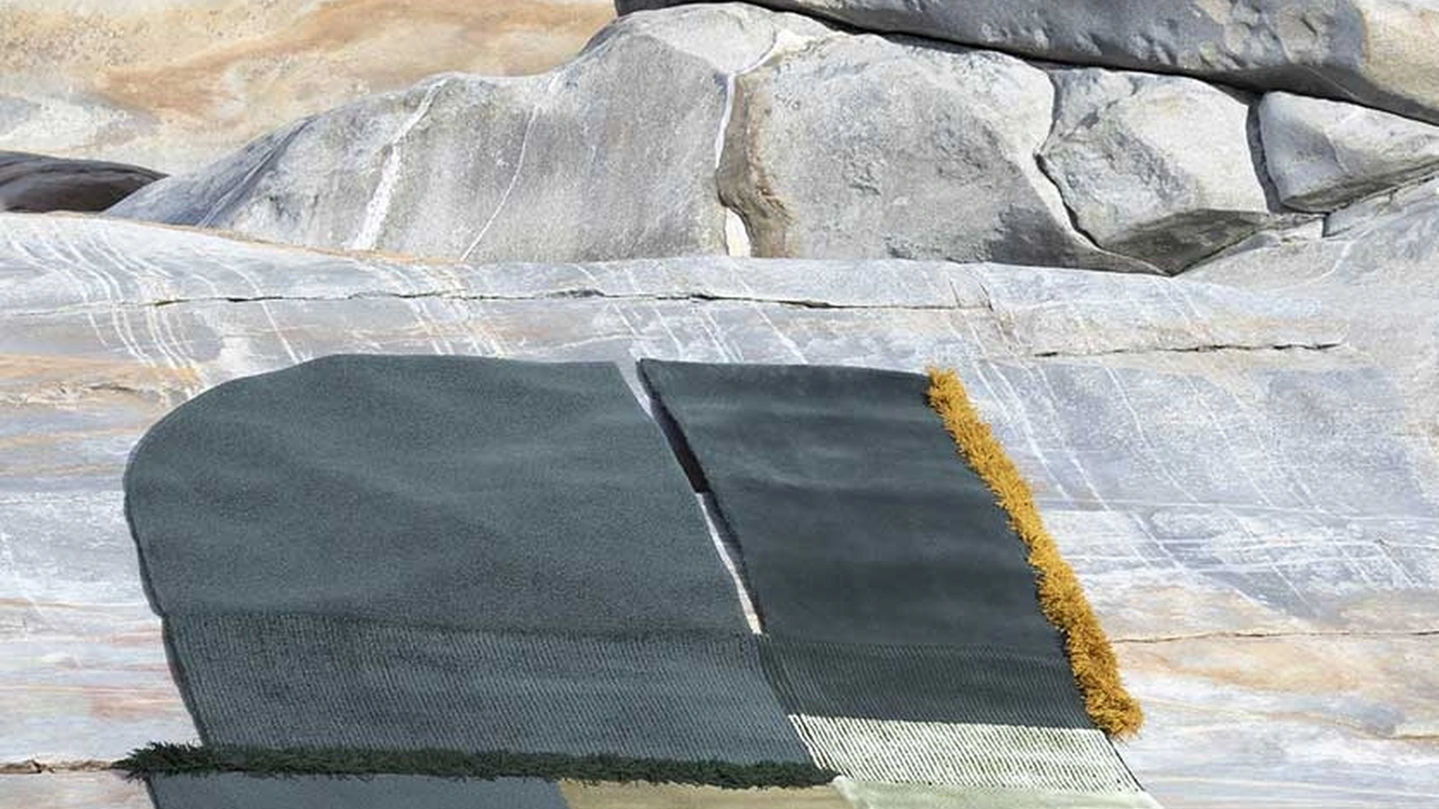 Tappeto Sece Goethite Blue di Carpet Edition
