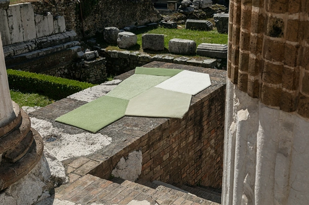 Tappeto con struttura modulare, basata sull’accostamento di sei poligoni irregolari Sentiero di Margherita di Carpet Edition