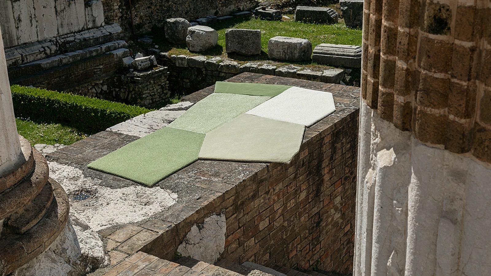 Tappeto con struttura modulare, basata sull’accostamento di sei poligoni irregolari Sentiero di Margherita di Carpet Edition