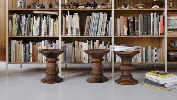 Tavolino in legno massello lavorato al tornio Stools di Vitra