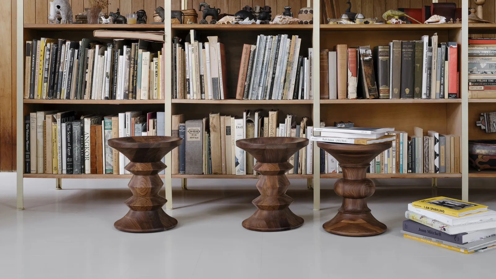 Tavolino in legno massello lavorato al tornio Stools di Vitra