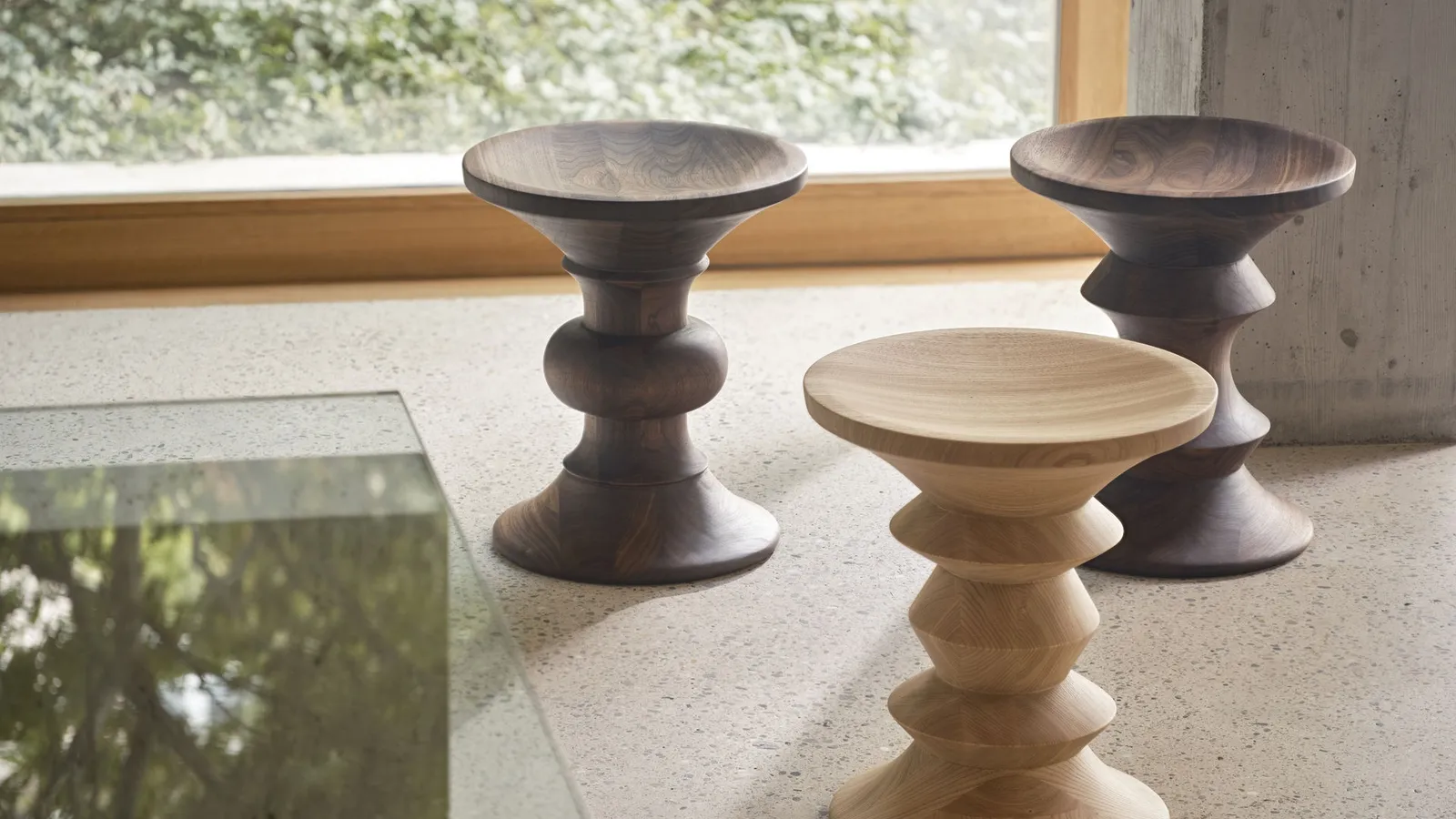Tavolino in legno massello lavorato al tornio Stools di Vitra
