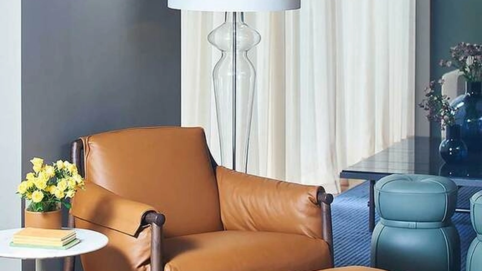 Pouf Times Lounge rivestito in pelle con struttura in massello di Frassino di Poltrona Frau