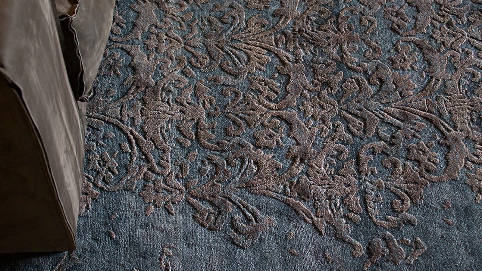 Tappeto in bamboo e cotone Damask Waterfall Marrone di Carpet Edition