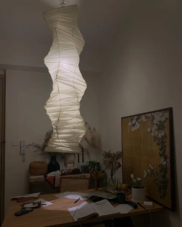 Lampada a sospensione, realizzata a mano, in tradizionale carta washi, da artigiani giapponesi, Akari 33N di Vitra