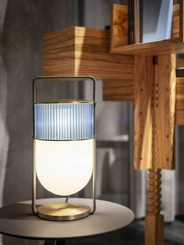 Lampada da Tavolo Xi in vetro e vetro cannettato colorato con struttura in metallo finitura ottone di Poltrona Frau