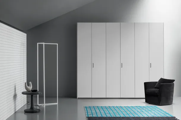 Armadio con ante battenti Aria Simple Incavo di Kristalia