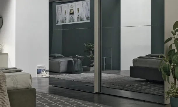 Armadio con anta scorrevole Vision con Tv integrata di Tomasella