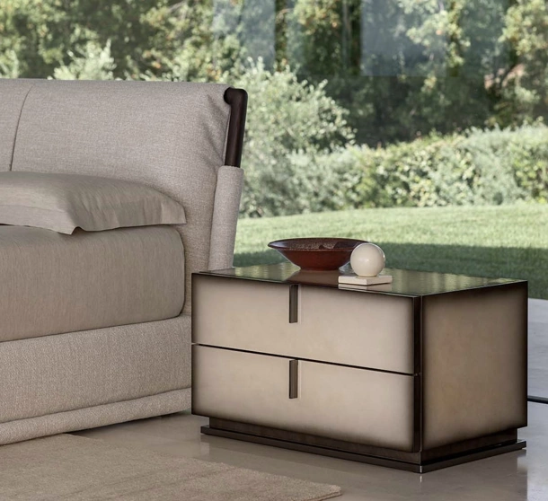 Comodino Ari in legno laccato opaco con maniglie e base in nickel nero lucido di Flou