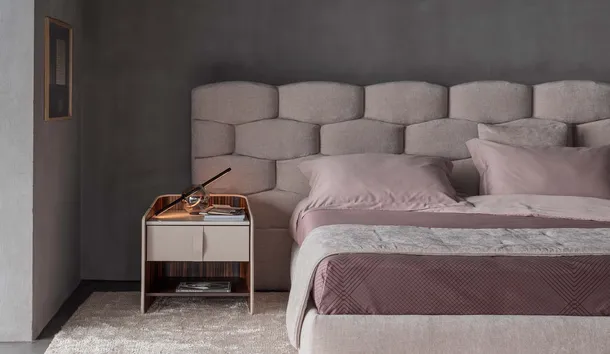 Comodino rivestito in pelle Gentleman di Flou