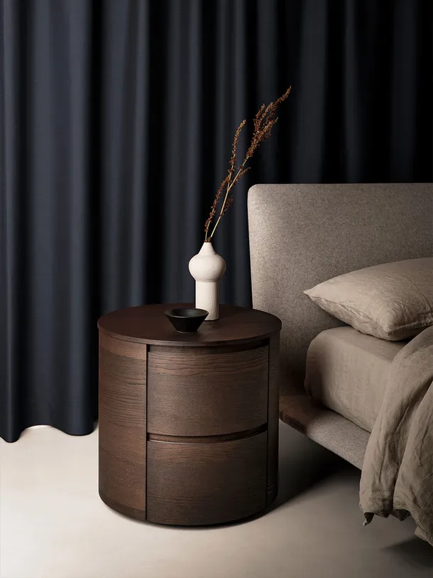 Comodino in legno Orbit di Kristalia