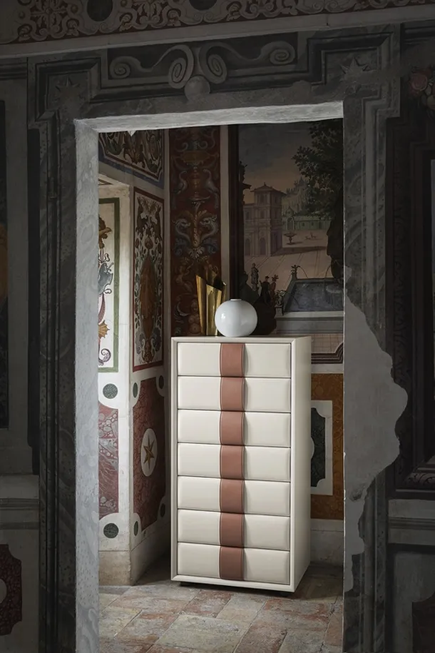 Settimanale Obi in laccato opaco Bianco con cassetti rivestiti in pelle bicolore di Poltrona Frau