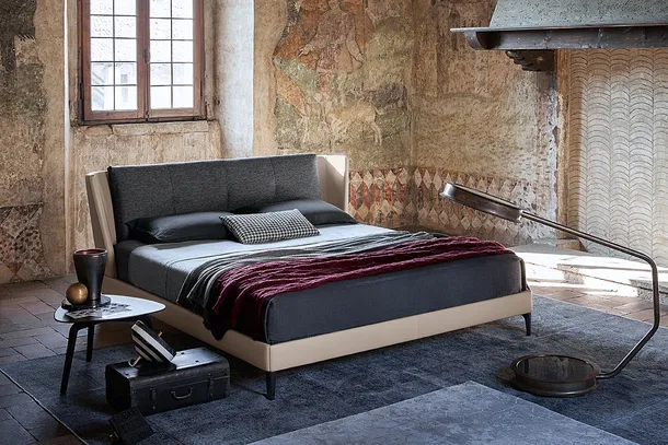Letto in pelle con cuscino testiera in tessuto imbottito Bretagne di Poltrona Frau