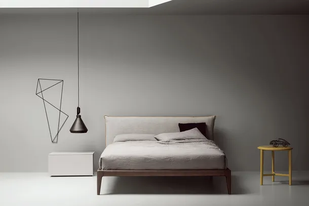 Letto con testiera imbottita Bun di Kristalia