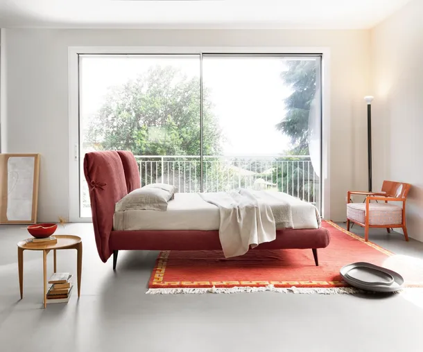 Letto imbottito Eden Advance con fiocchi sulla testiera in tessuto di Noctis