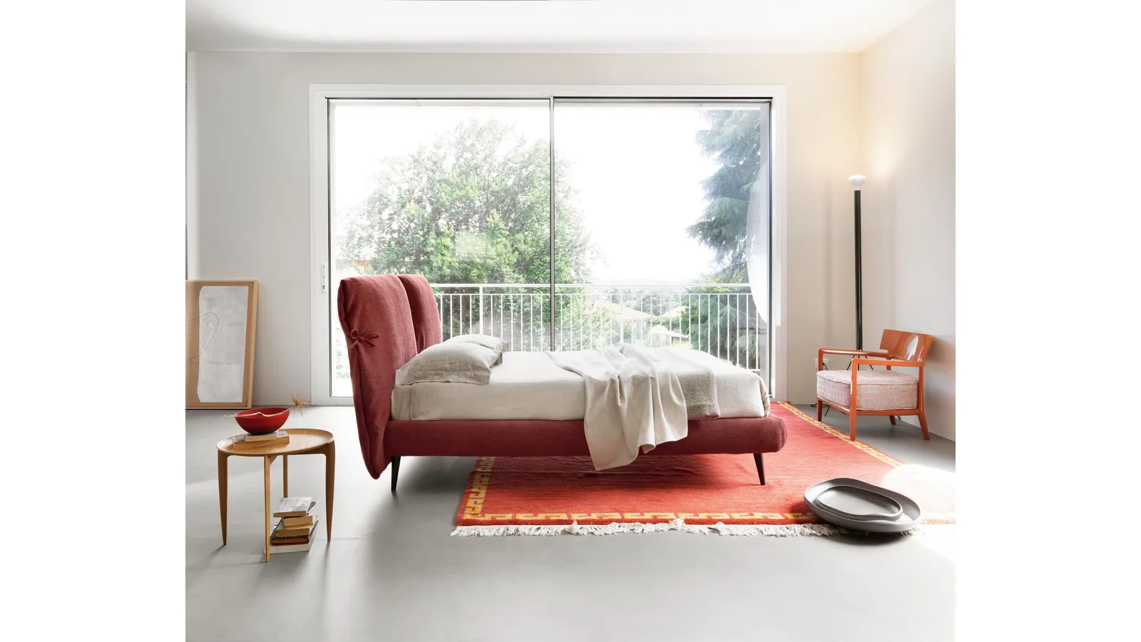 Letto imbottito Eden Advance con fiocchi sulla testiera in tessuto di Noctis