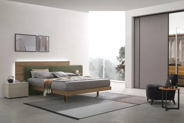 Letto Halifax in materico noce ambra con testiera imbottita di Tomasella