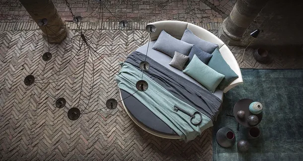 Letto rotondo Lullaby Due in pelle con testiera di Poltrona Frau
