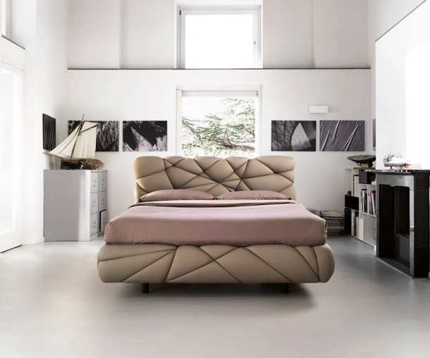 Letto di design imbottito e soffice come una nuvola Marvin di Noctis