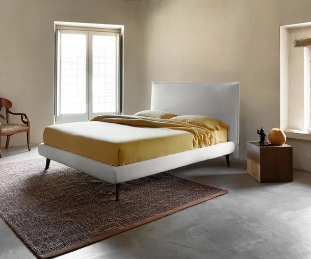 Letto dal design minimale in tessuto con testiera Bob di Noctis