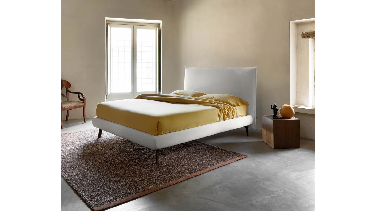 Letto dal design minimale in tessuto con testiera Bob di Noctis