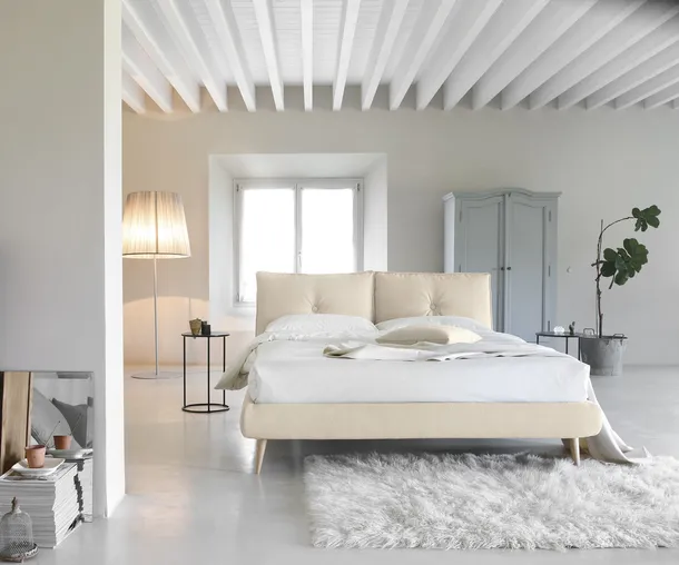 Letto matrimoniale imbottito con testiera So Lively di Noctis