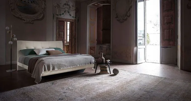Letto in pelle con testiera Aurora Due di Poltrona Frau