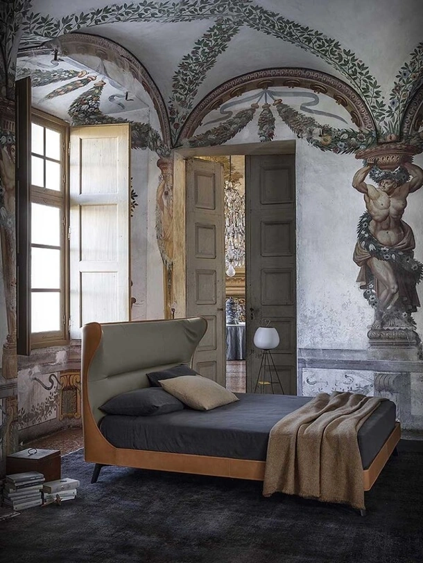 Letto in pelle e cuoio con testiera morbida e arrotondata Mamy Blue di Poltrona Frau