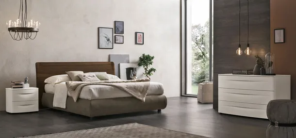 Letto Prado con testiera in Rovere e giroletto con contenitore in ecopelle di Tomasella