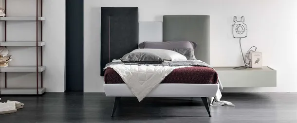 Letto singolo in ecopelle con testiera a 3 pannelli imbottita Skyline di Tomasella