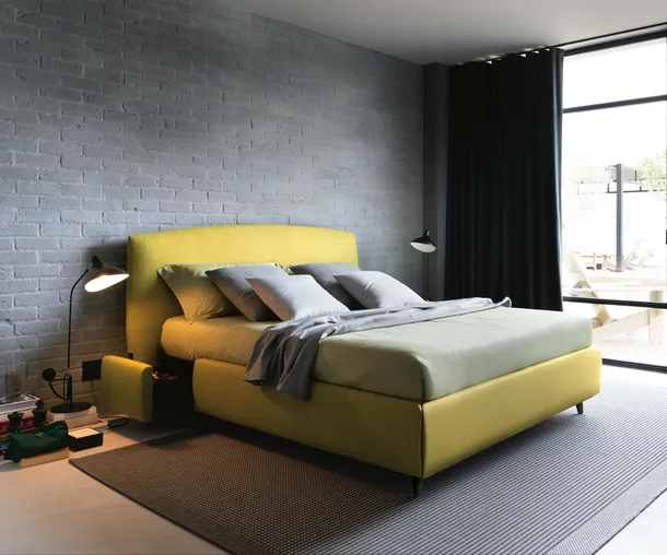 Letto in tessuto imbottito con contenitore Sula di Noctis