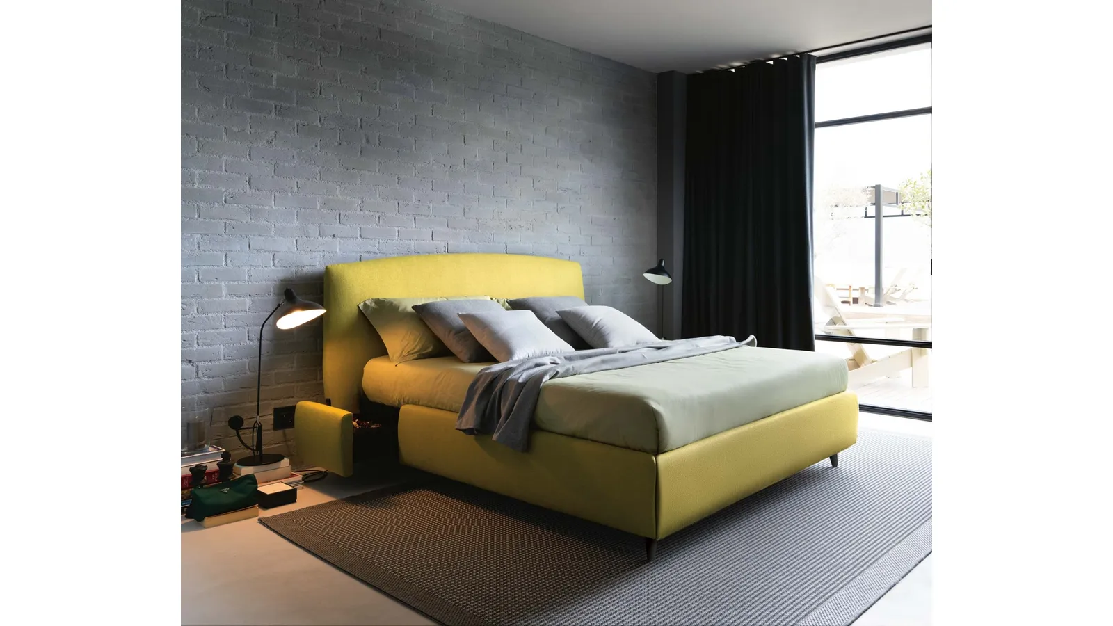 Letto in tessuto imbottito con contenitore Sula di Noctis