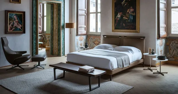 Letto in pelle con testiera Times di Poltrona Frau