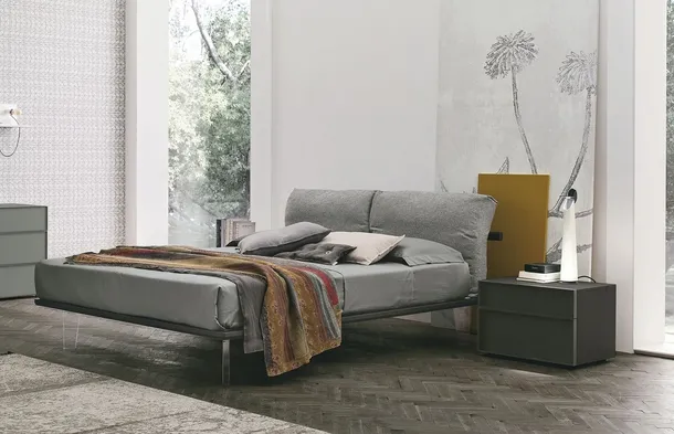 Letto Piuma con testiera in tessuto imbottito di Tomasella