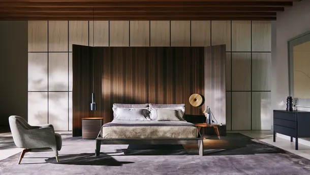 Letto moderno in legno con testiera avvolgente in tessuto imbottito e struttura in legno Fulham di Molteni&C