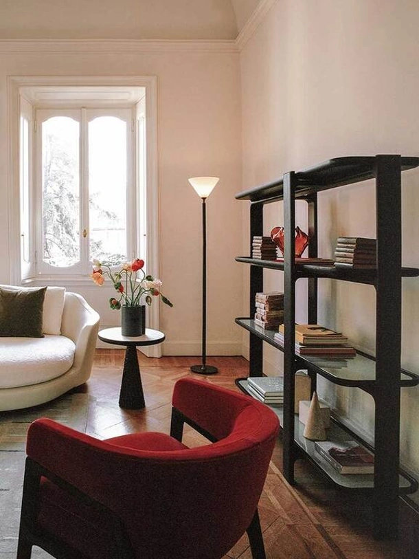 Libreria bifacciale divisoria Duo realizzata in legno con inserti in marmo nelle mensole di Poltrona Frau