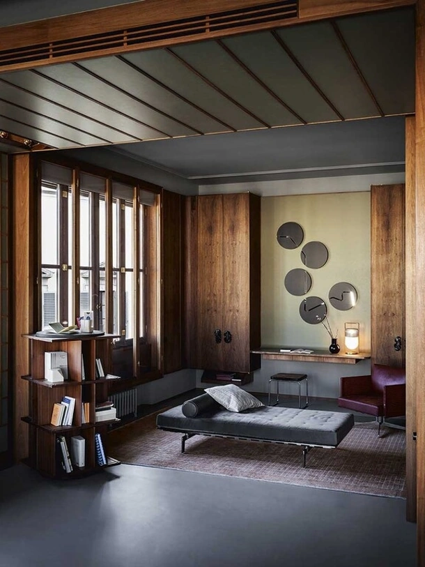 Libreria girevole in legno Turner di Poltrona Frau