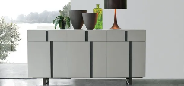 Madia moderna Athena in laccato opaco ghiaccio con inserti in materico rovere carbone di Tomasella