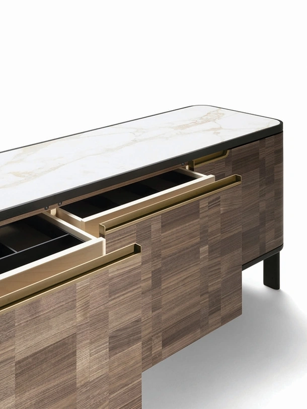 Madia Duo Cabinet basso in legno finitura Noce naturale intarsiato di Poltrona Frau