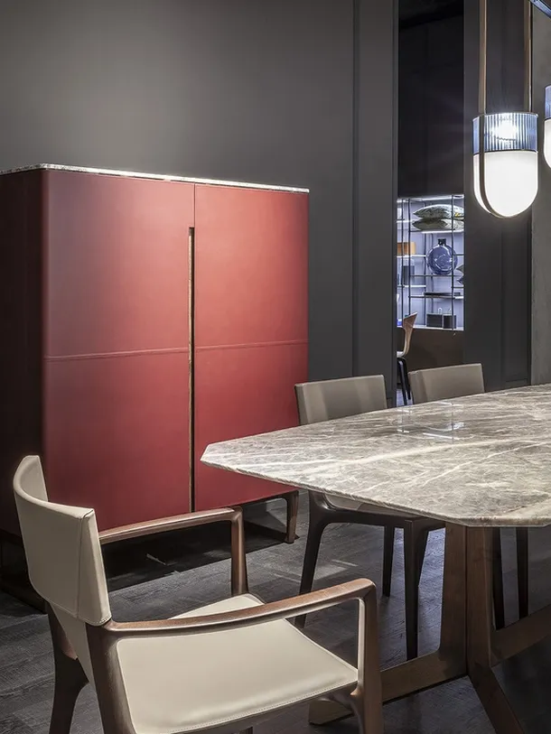 Madia Fidelio Cabinet alto in legno rivestito in cuoio di Poltrona Frau