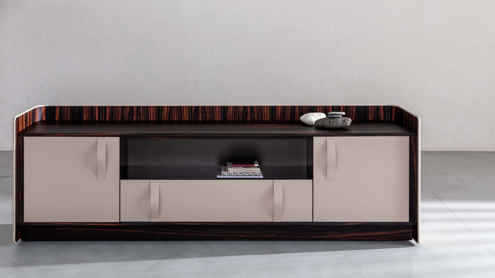 Madia Gentleman con struttura in legno multistrato curvato rivestito esternamente in pelle bianca, internamente in ebano con top in ebano di Flou