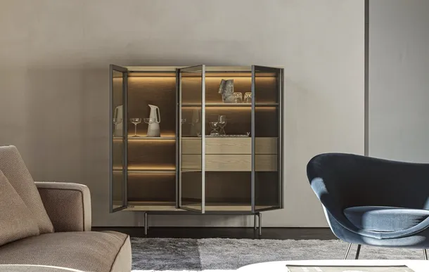Madia alta con ante in vetro Logos di Molteni & C