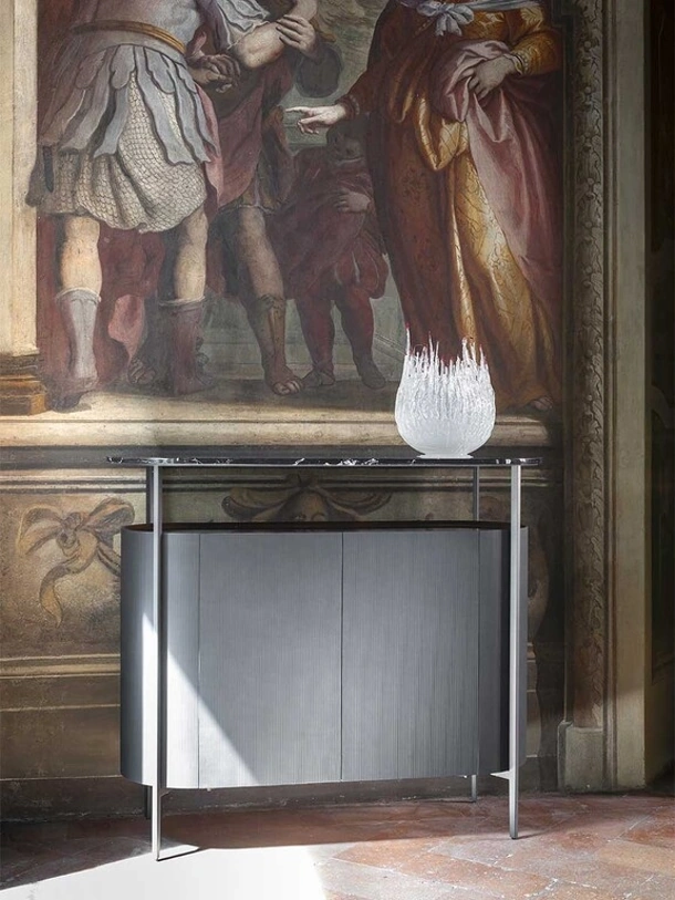 Madia Mi Cabinet alto in legno rivestito in cuoio Nero di Poltrona Frau