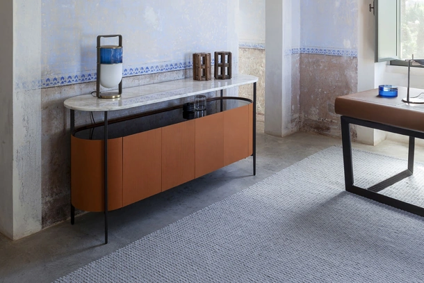 Madia Mi Cabinet basso in legno rivestito in cuoio di Poltrona Frau