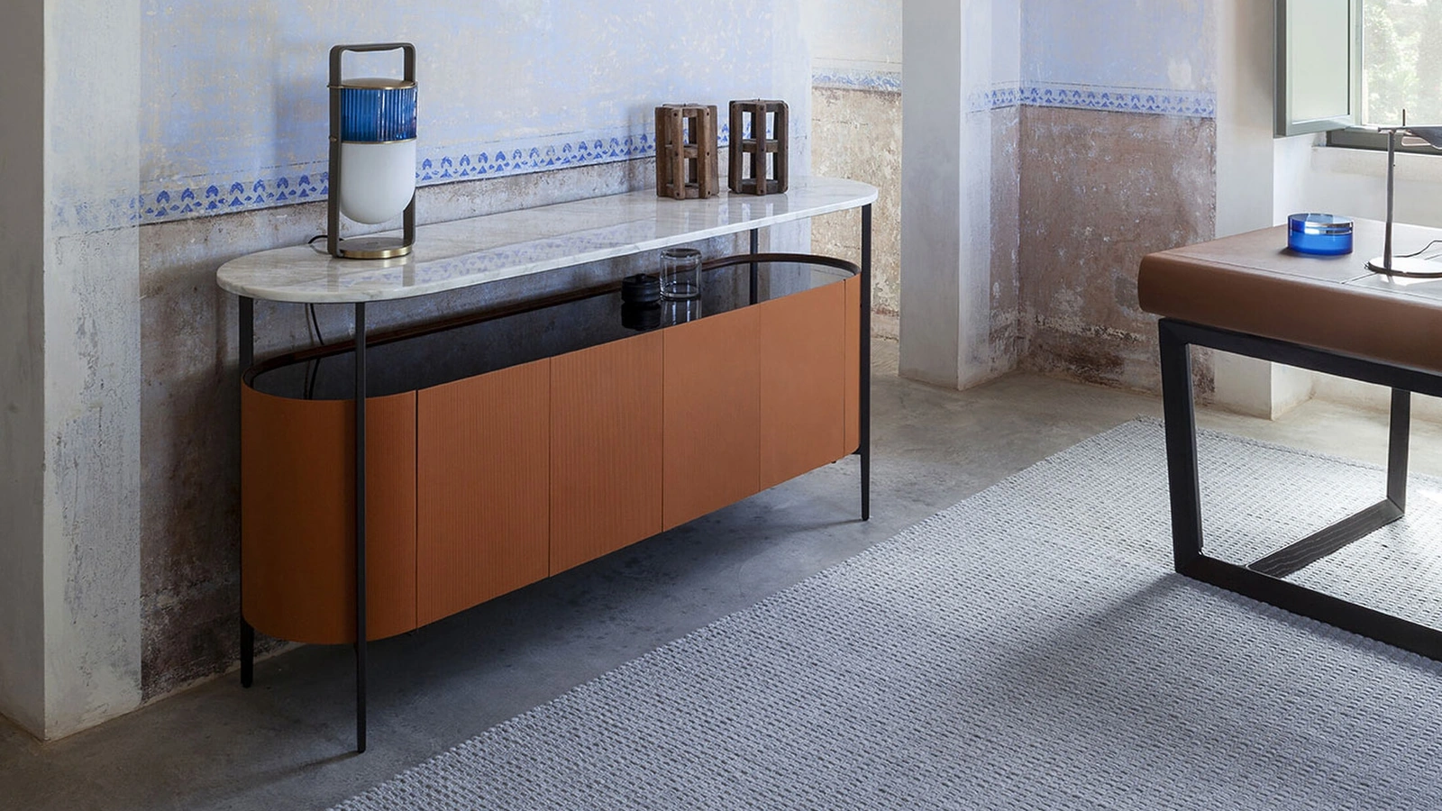 Madia Mi Cabinet basso in legno rivestito in cuoio di Poltrona Frau