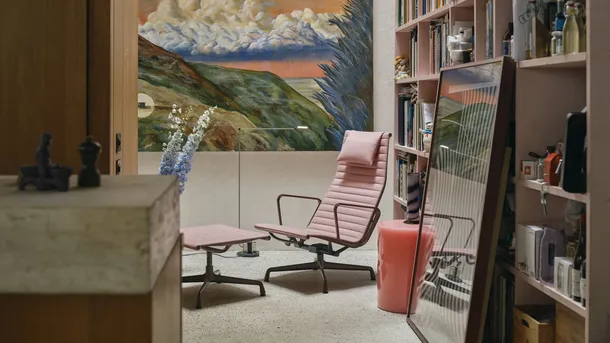 Poltrona in alluminio con rivestimento in pelle Aluminium Chair EA 124 di Vitra