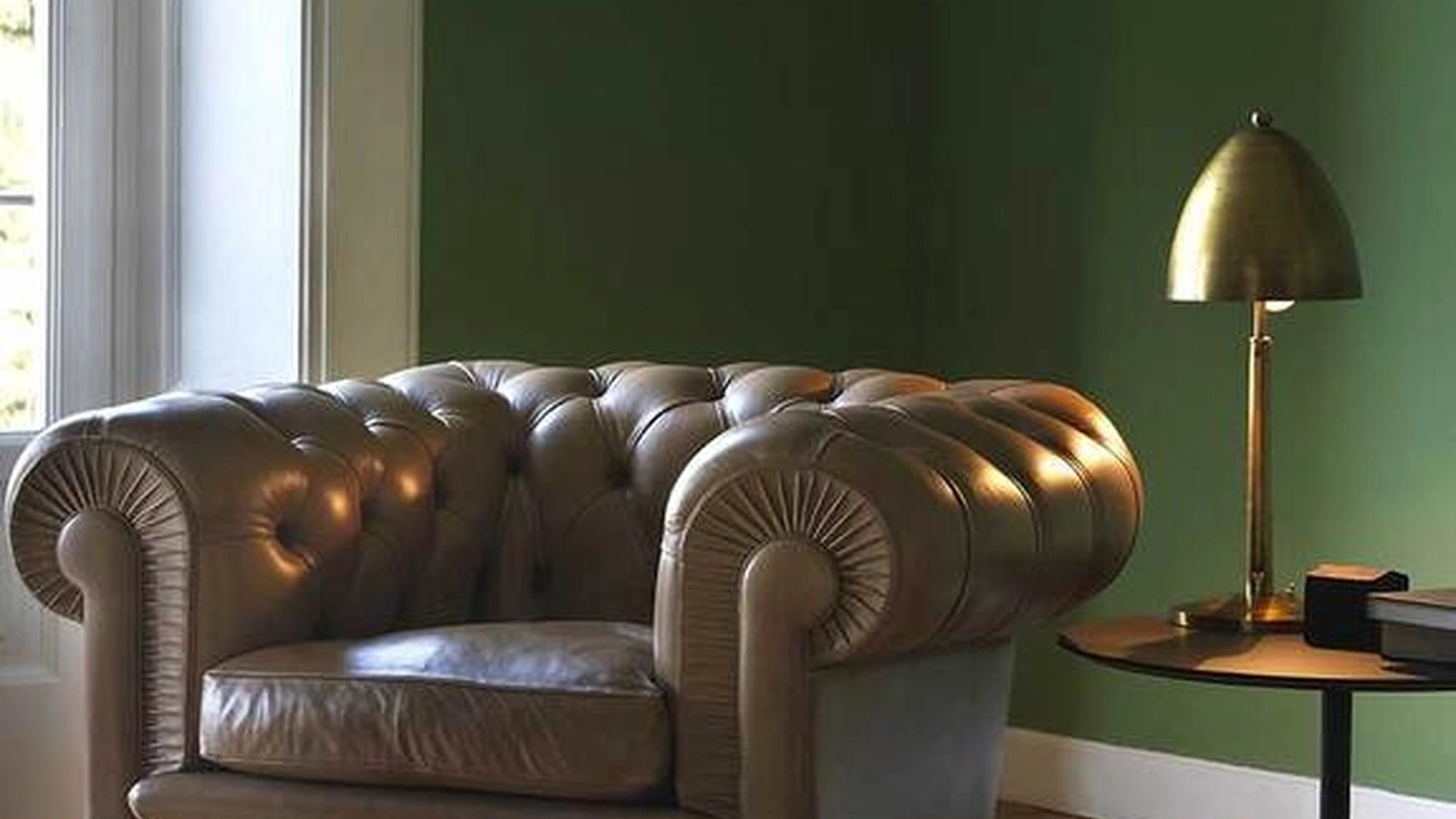 Poltroncina in pelle trapuntata lavorazione capitonné Chester di Poltrona Frau