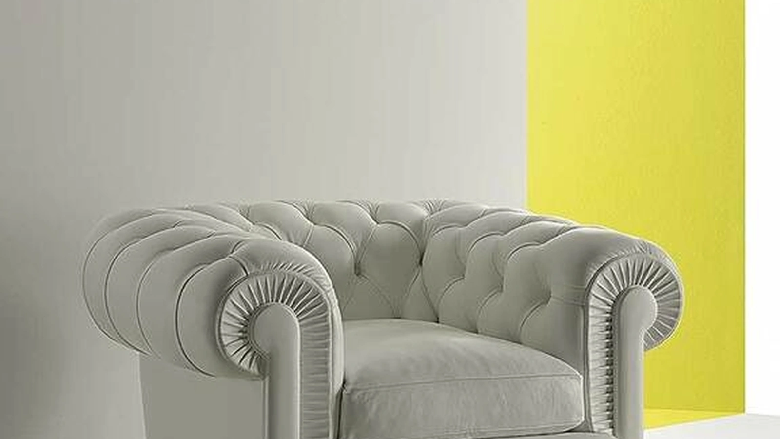 Poltroncina in pelle trapuntata lavorazione capitonné Chester di Poltrona Frau