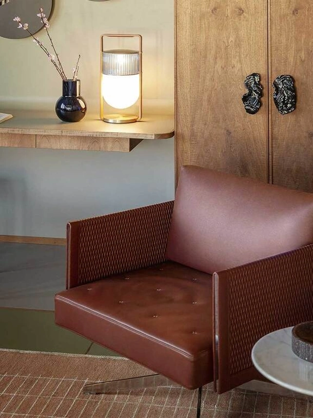 Poltroncina girevole in pelle impunturata Clayton di Poltrona Frau